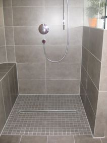 Bad mit Feinsteinzeugfliesen 2 - begehbare Dusche